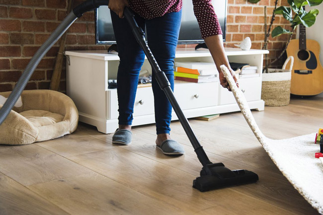 Cleaner vacuum cleaning under carpet